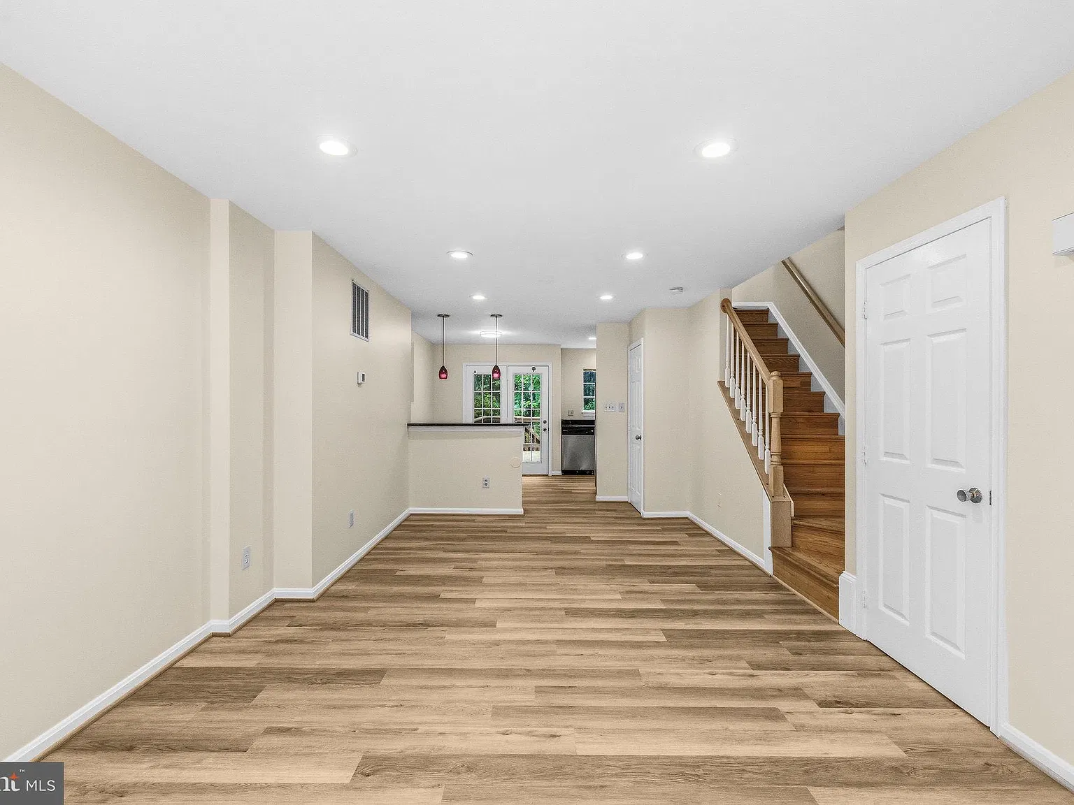 3 bed, 2.5 bath, 1590 sqft, $2,550 — Photo 3