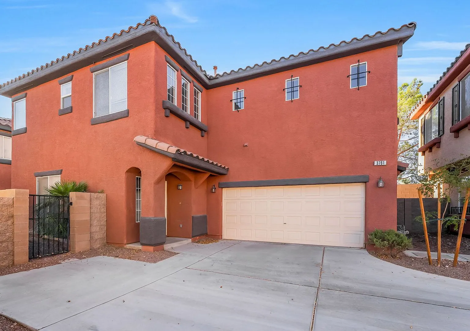 Introducing a 3 Bedroom property nestled in the vibrant city of Las Vegas. — Photo 2