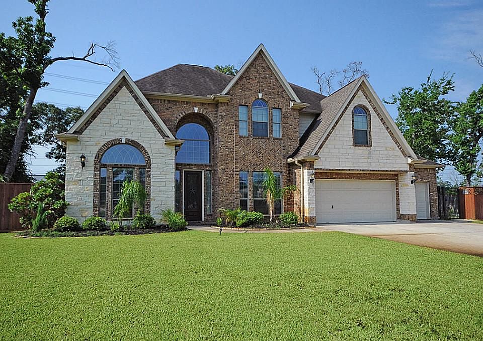 3518 Dain Place.... Country Living right in Humble! Commuters will love this location!