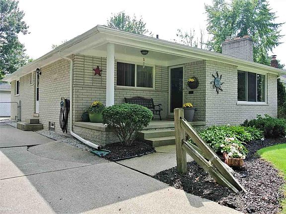 5th image of 22036 Madison St