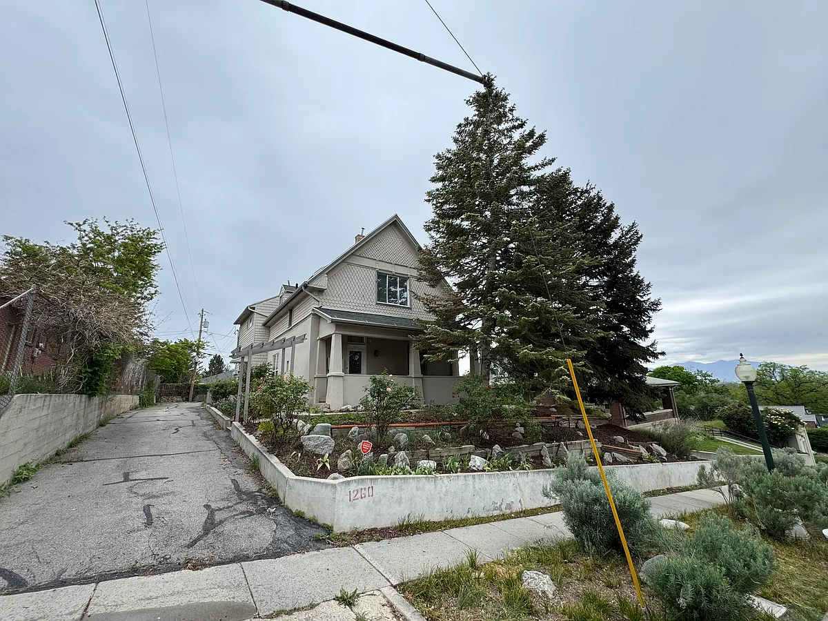 Building Photo - 1260 E Emerson Ave #2