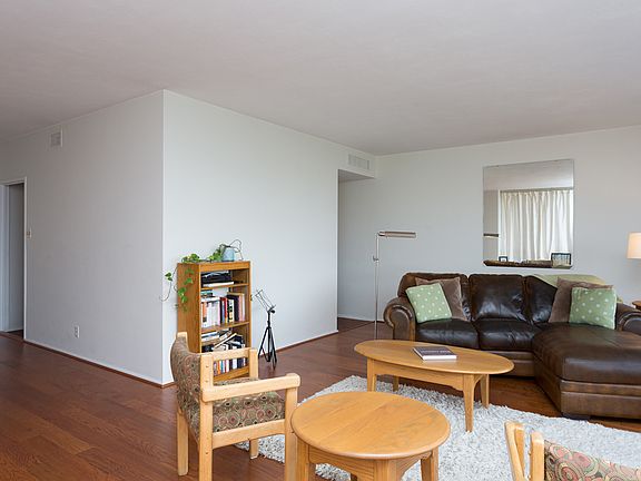2nd image of 4501 Lindell Blvd APT 6H