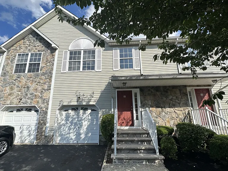 52 Victoria Dr — Photo 1