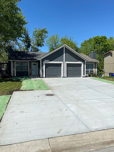 1/2 duplex on left side.