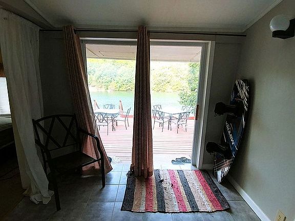 4th image of 50 W Lakeside Cir