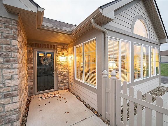3rd image of 1922 Woods Dr