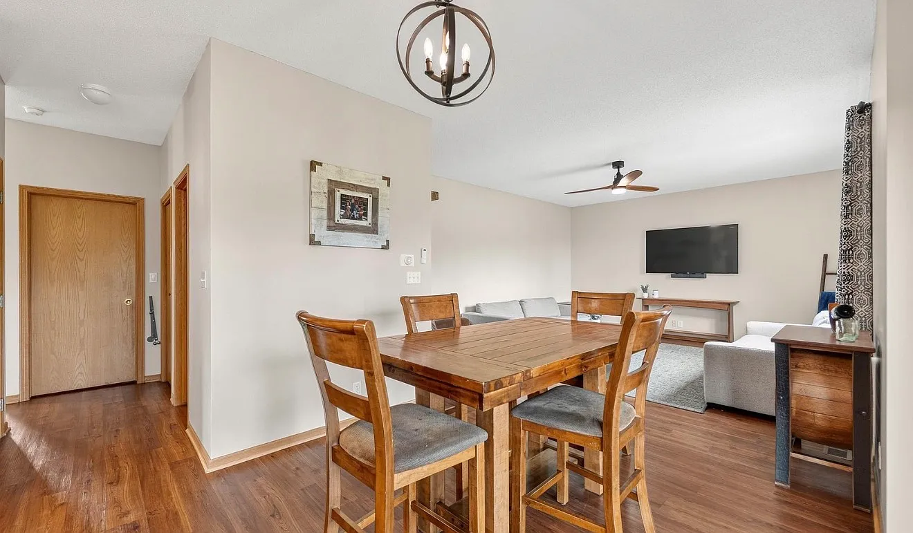 4 bed, 3.5 bath, 1902 sqft, $2,250 — Photo 2