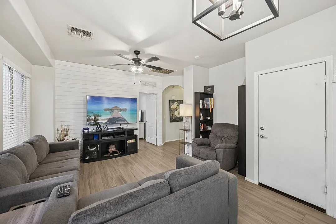 Bright 3-Bedroom Home in Gated Mesa, AZ Community — Photo 3