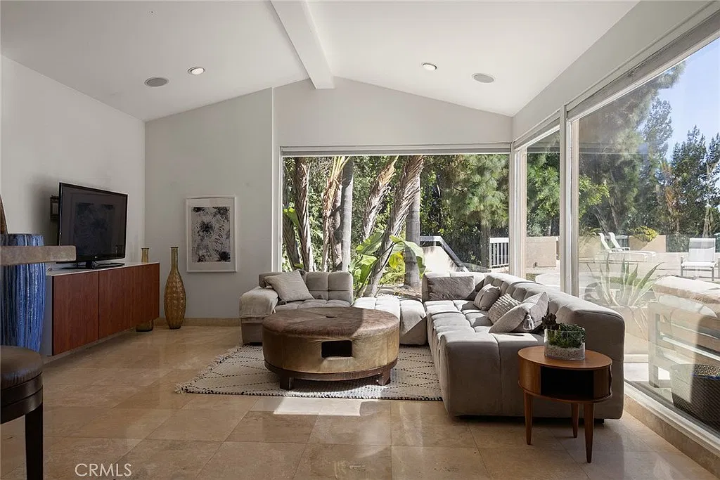 3 bed, 3560 sqft, $18,900 — Photo 4