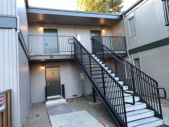 2nd image of 960 Oak Ln APT C