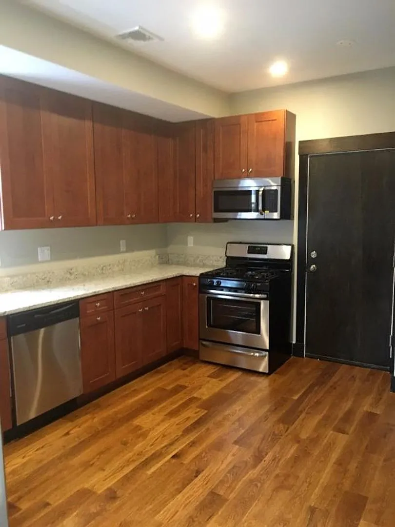 No Brokers Fee, In-Unit Washer and Dryer, Central heat/AC, Eat-in Kitchen, Steps from the t Stop — Photo 2