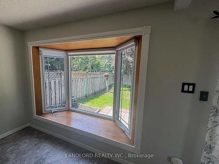 833 Laurier Ave — Photo 7