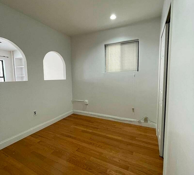 2nd image of 101 W 27th St #1RR