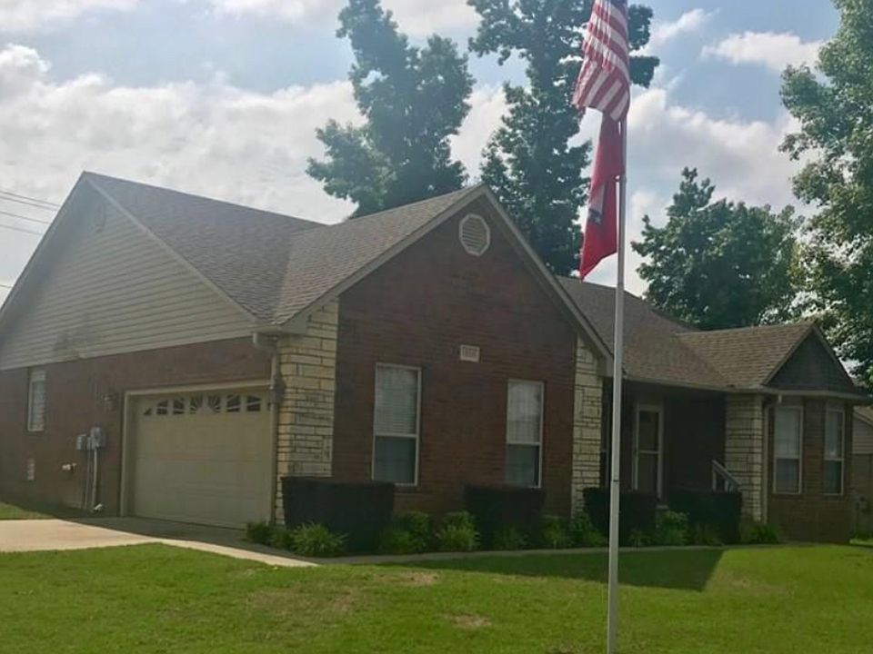 1st image of 1816 Twin Oaks Dr