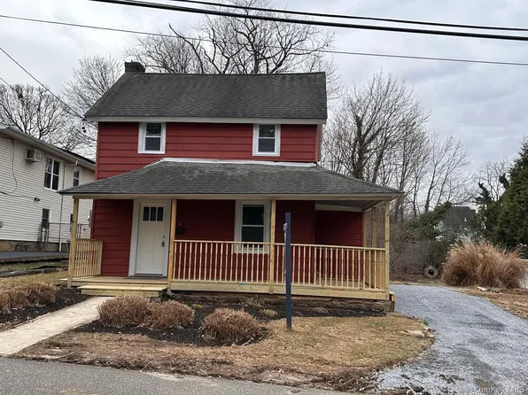 12 Canyon St, Huntington, NY 11743