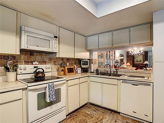 3rd image of 1055 Kensington Park Dr Unit 305