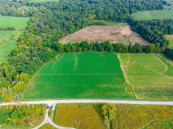 Foxfield St SW, Navarre, OH 44662