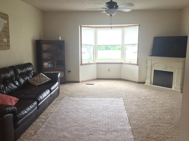 821 Grand Ave — Photo 2