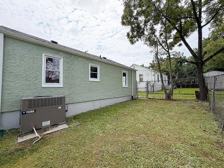 825 Henderson Ave — Photo 18