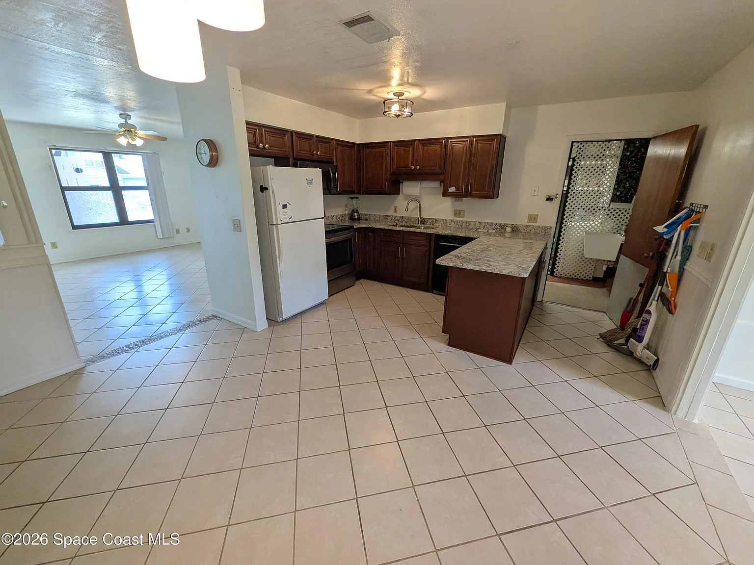 3 bed, 2.0 bath, 1400 sqft, $2,000 — Photo 2