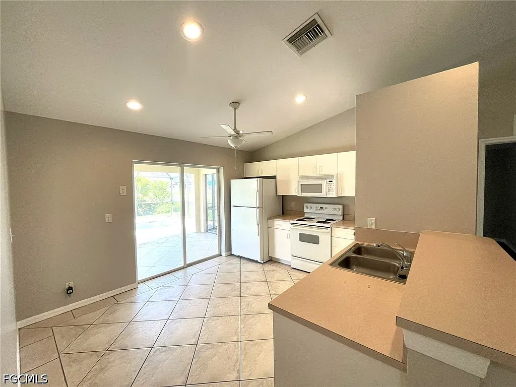 3 bed, 2.0 bath, 1271 sqft, $2,100 — Photo 4