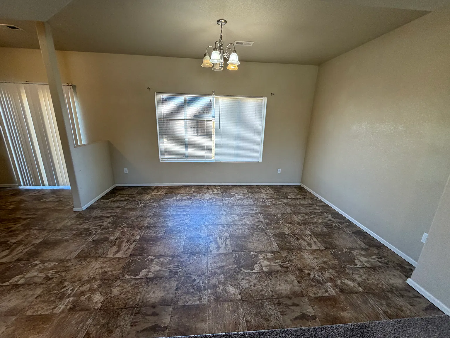 4 bed, 2844 sqft, $2,600 — Photo 3