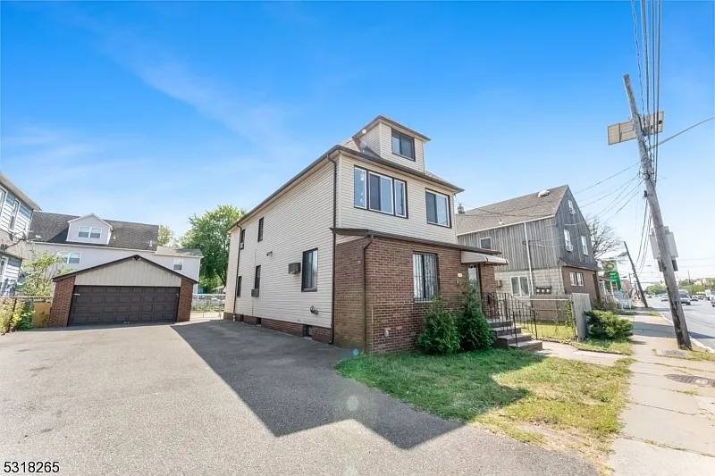 3 bed, 1.0 bath, $2,600 — Photo 1