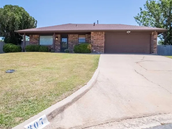 307 NE Skyline Cir, Lawton, OK 73507