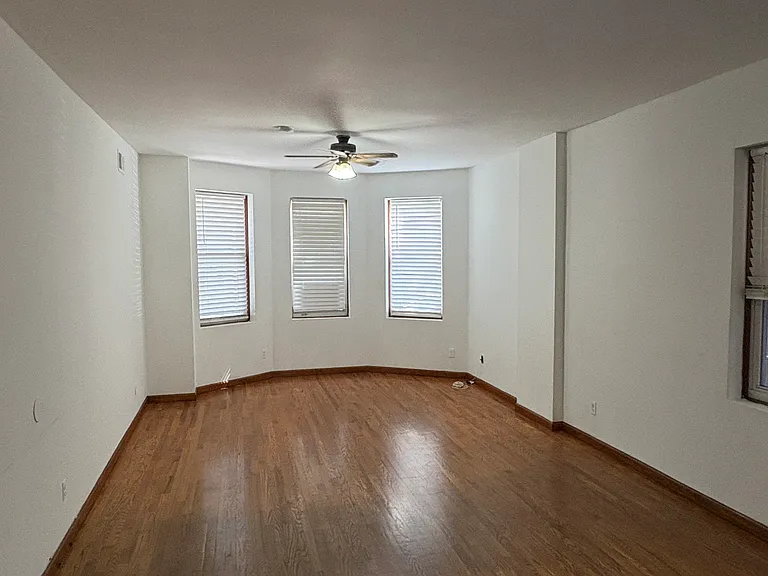 111 Niagara St #1 — Photo 4