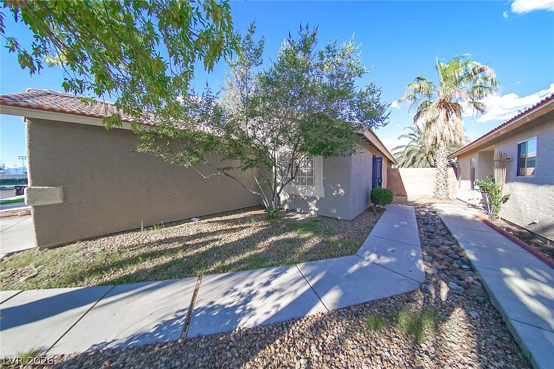 3 bed, 2.0 bath, 1342 sqft, $1,700 — Photo 2
