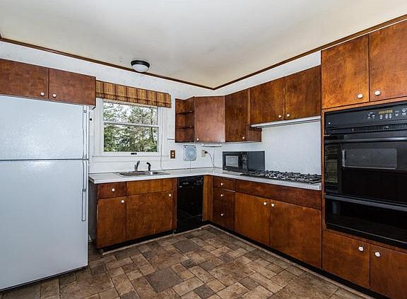 Eat-in kitchen with gas cooking and dishwasher.