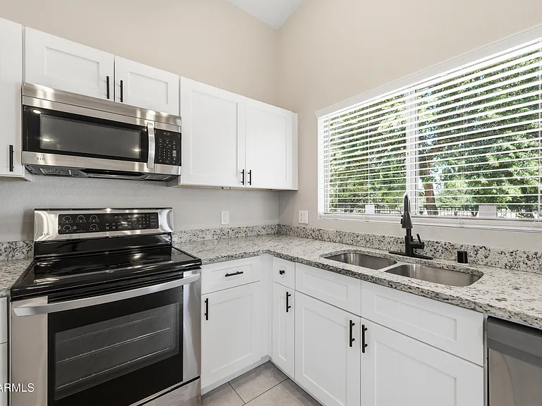 1616 E Desert Ln — Photo 10