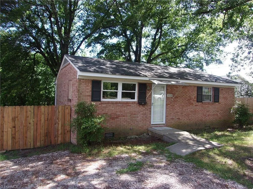 2 Bedroom Home Close to Gate City Blvd! — Photo 1