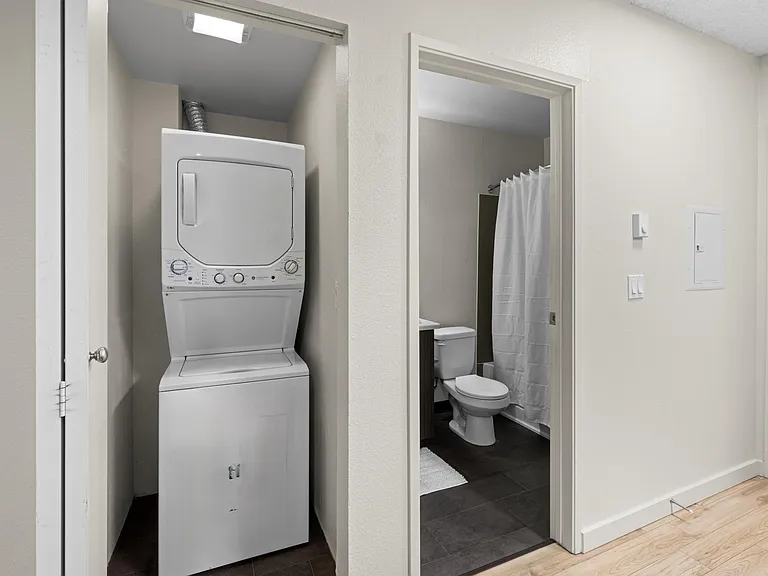 Karbon Apartments — Photo 14