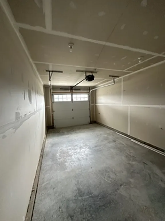 3 bed, 3.0 bath, 2325 sqft, $3,000 — Photo 4