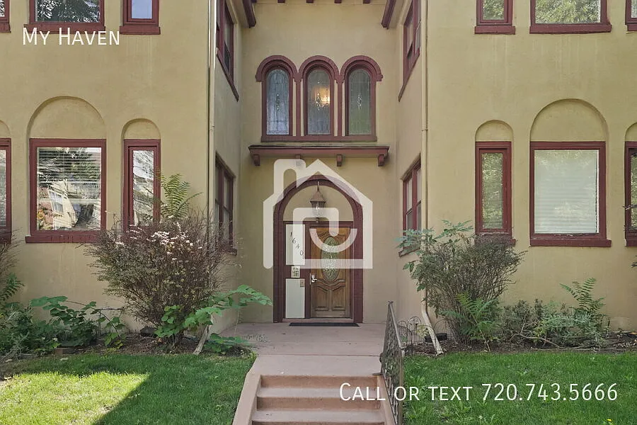 Two-Story Apartment with Parking in Uptown — Photo 2