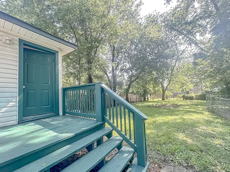219 S Florence Ave — Photo 17