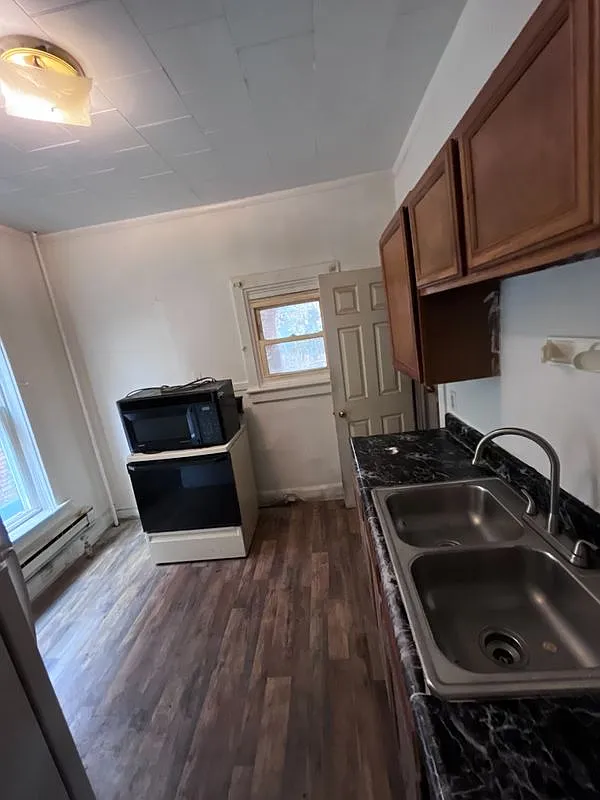 3 bed, 1.0 bath, 1274 sqft, $1,400 — Photo 3