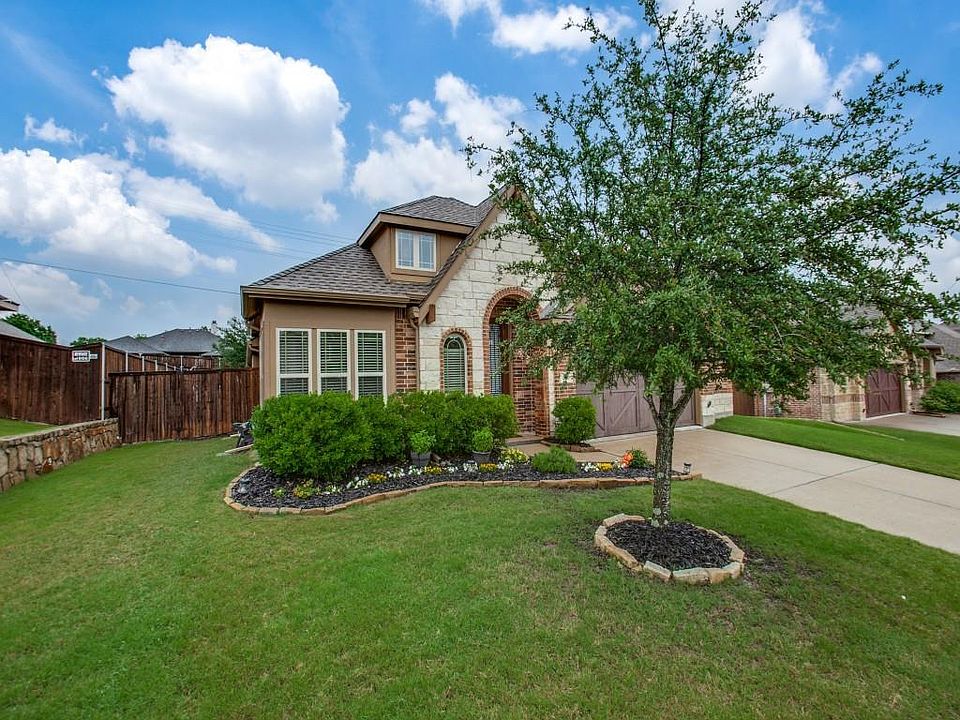 1st image of 216 Lyndhurst Dr