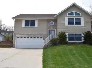 215 Kerri Ann Ct, Hartford, WI 53027