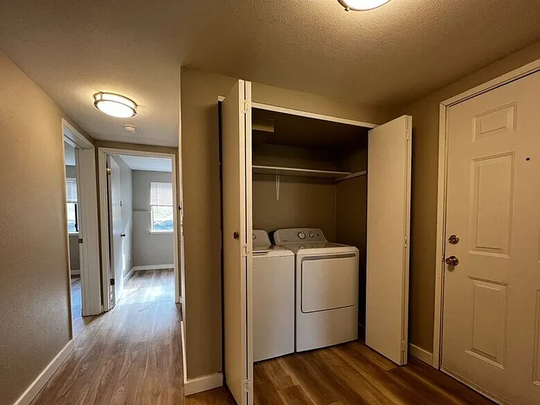Lawn Courte Apartments at 2802 N. Narrows Drive, Tacoma, WA 98407 — Photo 18
