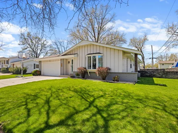 1448 Cottonwood DRIVE, Waukesha, WI 53189