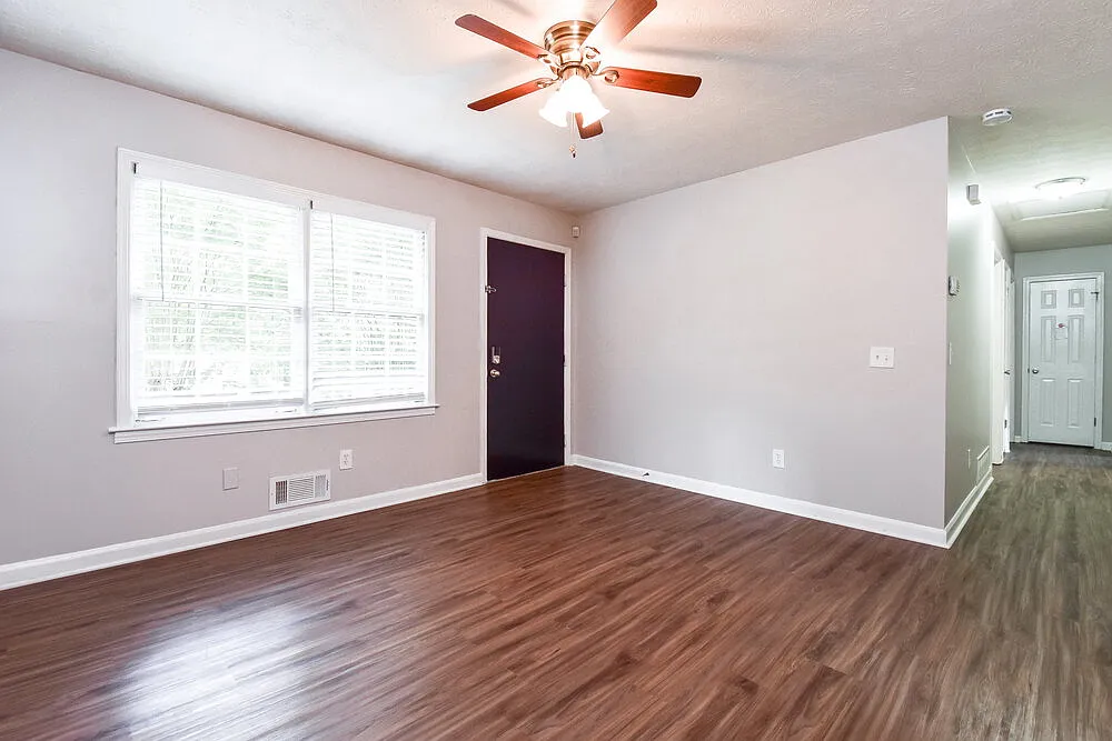 3 bed, 1.0 bath, 912 sqft, $1,595 — Photo 4