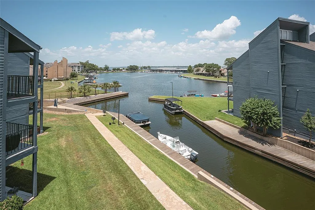 2 bed, 2.0 bath, 917 sqft, $1,650 — Photo 1
