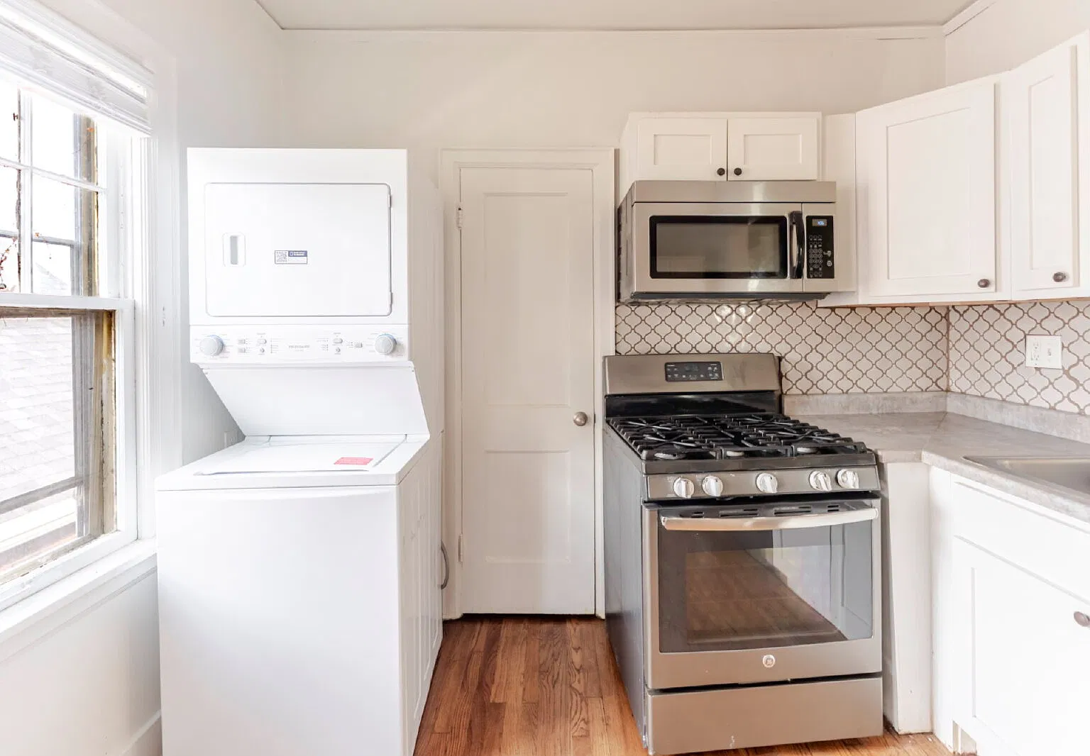 2 bed, 1.0 bath, 2000 sqft, $1,300 — Photo 4