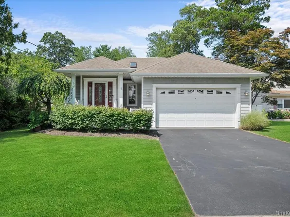 7 Cantoni Court, North Babylon, NY 11703