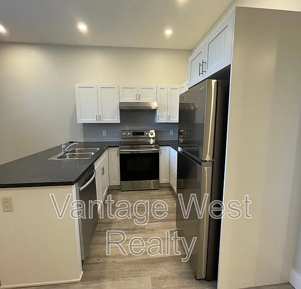 1414B Black Mountain Cres — Photo 6