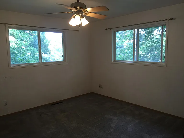 215 NW Webb St #UPPER — Photo 6