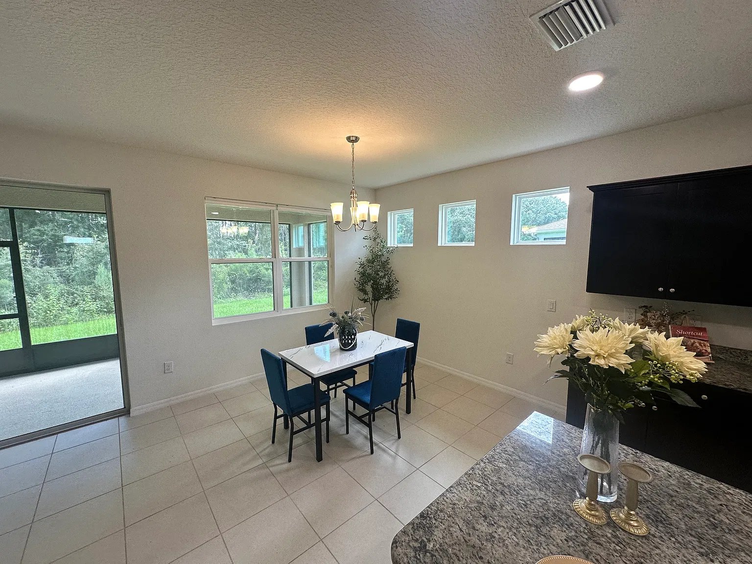 4 bed, 2057 sqft, $2,495 — Photo 3