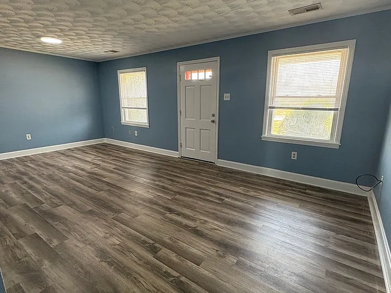1303 Collett Ln — Photo 3